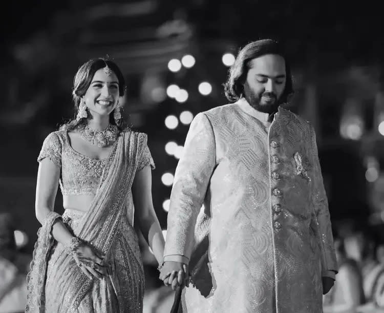 Anant Ambani（右）與新娘Radhika Merchant。翻攝ananthambani IG