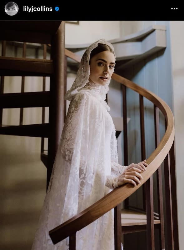 Lily Collins en robe de mariée à capuche Ralph Lauren pour épouser Charlie McDowell