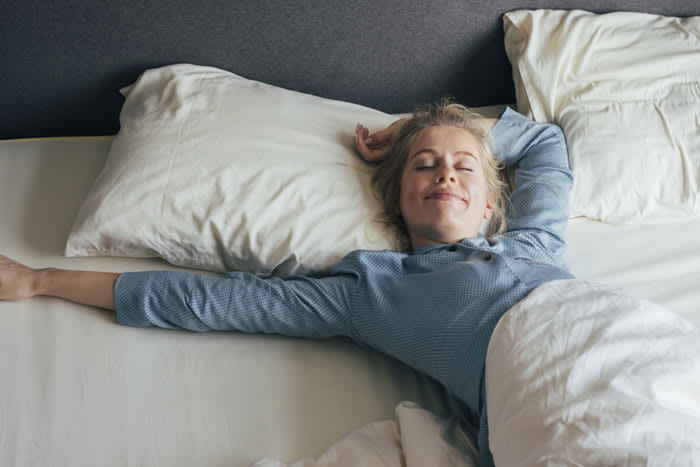 mujer en la cama