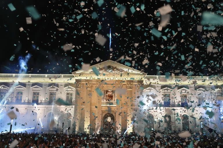 El presidente de El Salvador, Nayib Bukele, y su esposa, Gabriela Rodríguez, saludan a sus partidarios desde el balcón del palacio presidencial en San Salvador