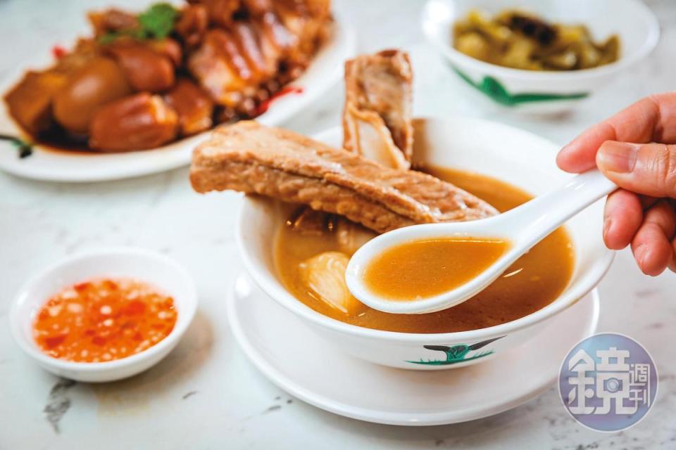 黃亞細肉骨茶被封為新加坡3大肉骨茶之一，滋味濃厚，辣勁十足。（招牌肉骨茶，260元／碗）