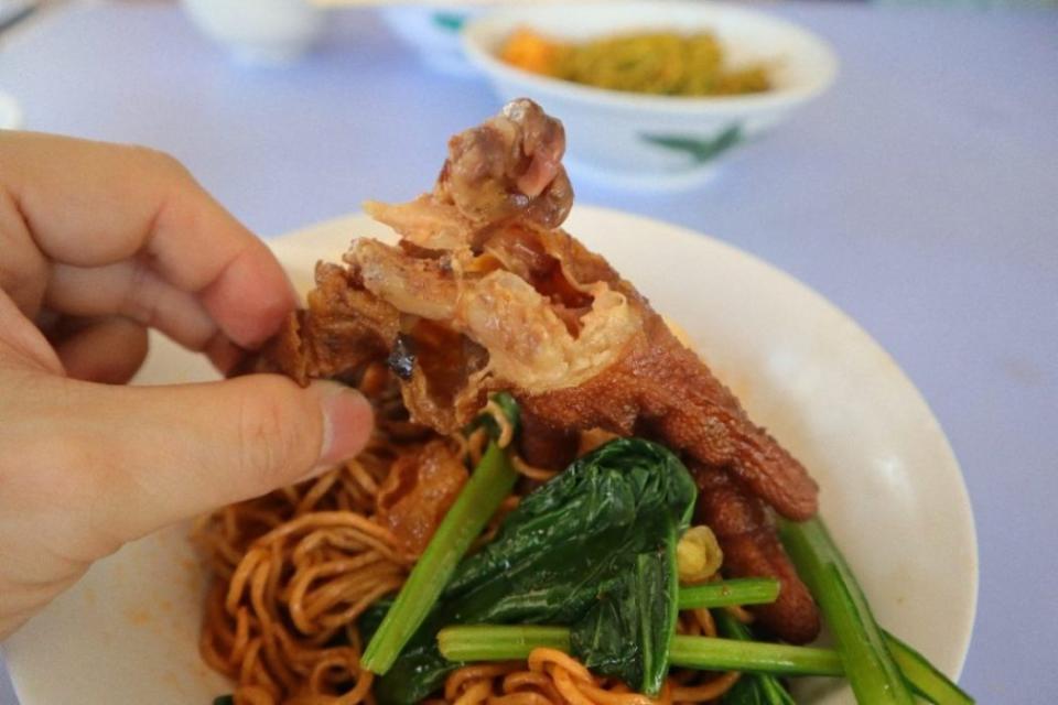 cho kee noodle - chicken feet closeup inside