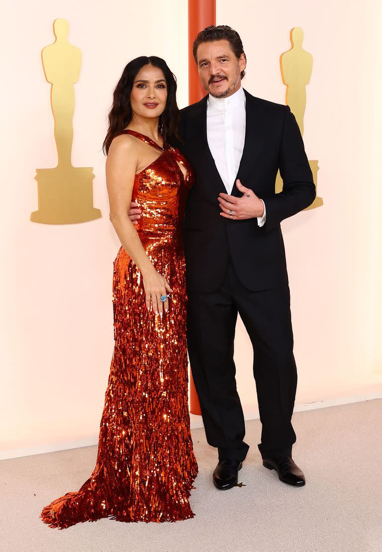 HOLLYWOOD, CALIFORNIA - MARCH 12: (L-R) Salma Hayek and Pedro Pascal attend the 95th Annual Academy Awards on March 12, 2023 in Hollywood, California.   Arturo Holmes/Getty Images /AFP (Photo by Arturo Holmes / GETTY IMAGES NORTH AMERICA / Getty Images via AFP)