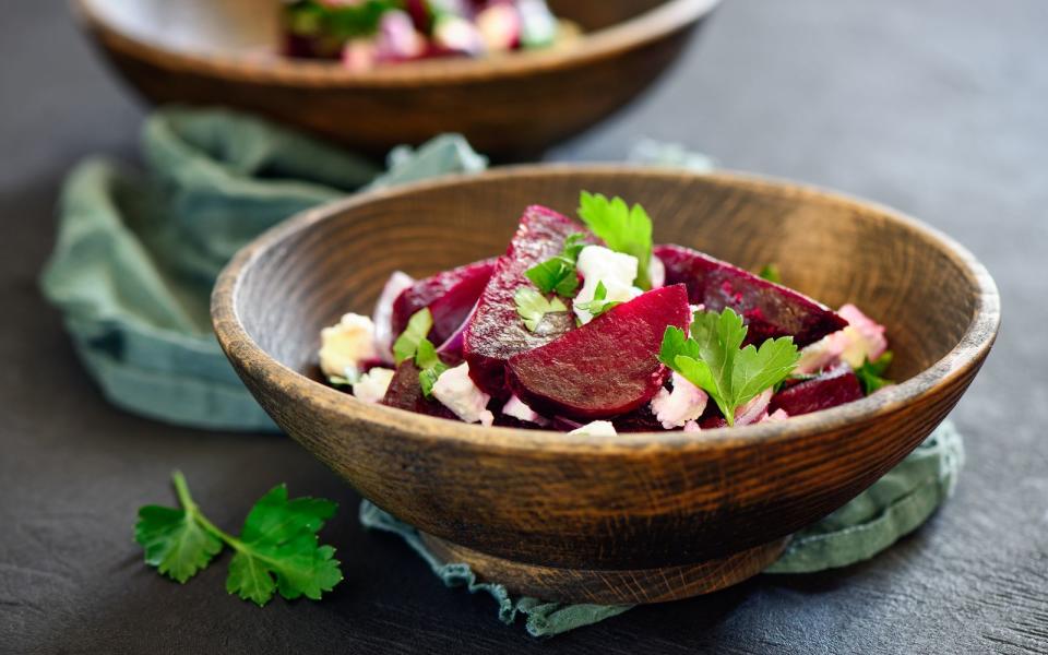 Rote Bete ist besonders im rohen Zustand sehr gesund! Schneiden Sie das Wintergemüse in kleine Stücke und vermischen Sie diese mit Zwiebeln, Apfelstückchen und etwas Schafskäse. Schmecken Sie anschließend die Mischung mit Olivenöl und Apfelessig ab. (Bild: iStock / fortyforks)