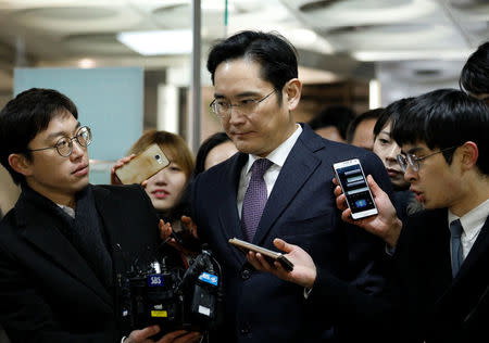 Samsung Group chief, Jay Y. Lee, is surrounded by media as he arrives at the Seoul Central District Court in Seoul, South Korea, January 18, 2017. REUTERS/Kim Hong-Ji