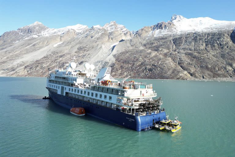 El Ocean Explorer, un crucero noruego con bandera de las Bahamas con 206 pasajeros y tripulantes, encalló en el noroeste de Groenlandia el martes 12 de septiembre de 2023.
