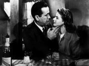 "Ich schau' Dir in die Augen, Kleines" - selten waren Liebende so cool wie Humphrey Bogart als Rick und Ingrid Bergman als Ilsa in "Casablanca". Die berühmte Kussszene ist trotzdem - oder gerade deswegen - zum Dahinschmelzen. (Bild: ARD / Degeto)