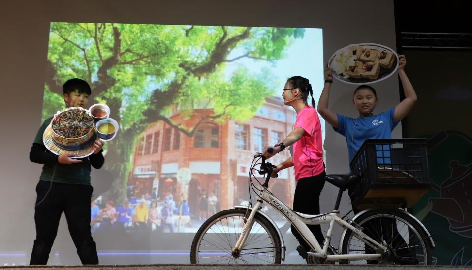 坪林國小學生帶著15本文史書遊歷新北市各區介紹景點及美食