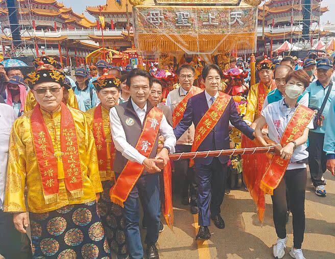 副總統賴清德（前排右二）扶轎前行，台南市立委陳亭妃（前排右一）與林俊憲（前排左二）分站兩旁同框，台南市長黃偉哲走在賴的後側。（程炳璋攝）