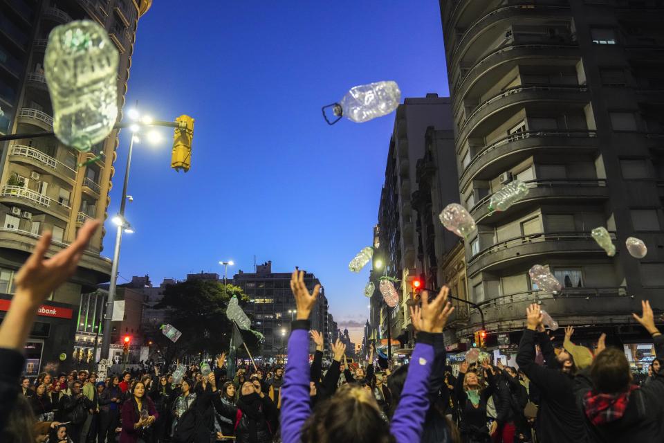 La gente protesta en reclamo de soluciones urgentes a la crisis de agua en el centro de Montevideo, Uruguay, el miércoles 31 de mayo de 2023. (AP Foto/Matilde Campodonico)