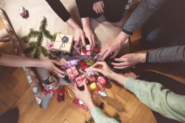  Le débat demeure sur les règles à mettre en vigueur. On vous présente 3 manières de s’y prendre pour organiser un “Secret Santa”. (Photo: golero via Getty Images)