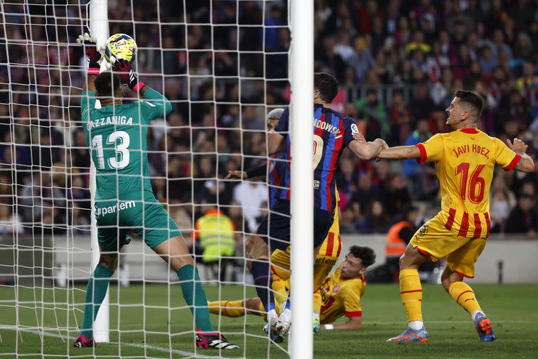 Gazzaniga alcanza a sacar la definición de Araujo antes de que la pelota trasponga la línea de gol en su totalidad