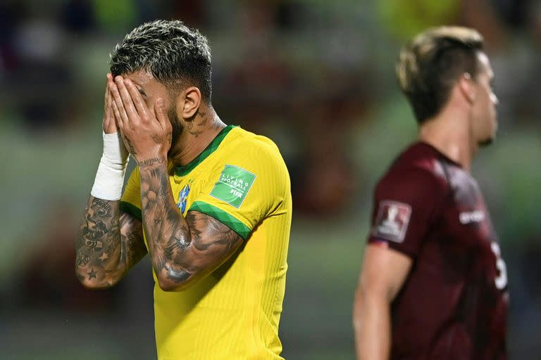 Al igual que para Gabriel Barbosa, el primer tiempo de Brasil fue para agarrarse la cabeza; Venezuela dominaba y estaba 1-0 arriba.