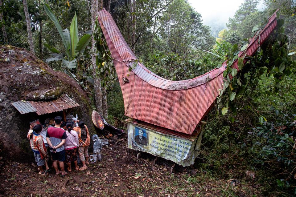 <p>“Cuando hacemos el Manene comenzamos abriendo la cámara de la tumba y limpiándola. Luego dejamos secar los cuerpos al sol antes de ponerles la ropa”, explica a AFP un miembro de la familia Sulle Tosae. (Foto: Andri Saputra / AFP / Getty Images).</p> 