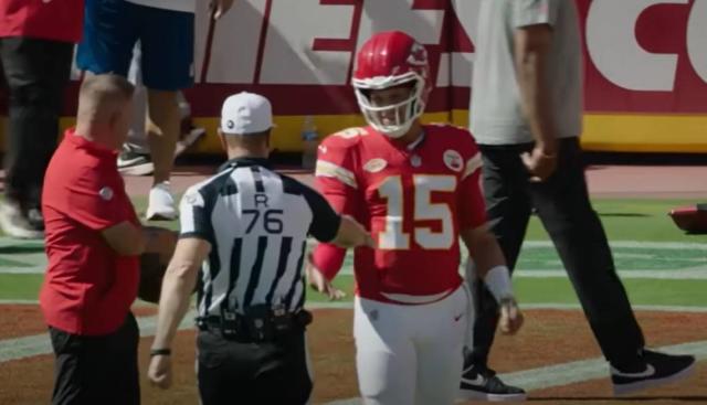 Chiefs' Patrick Mahomes congratulated referee before Sunday's game