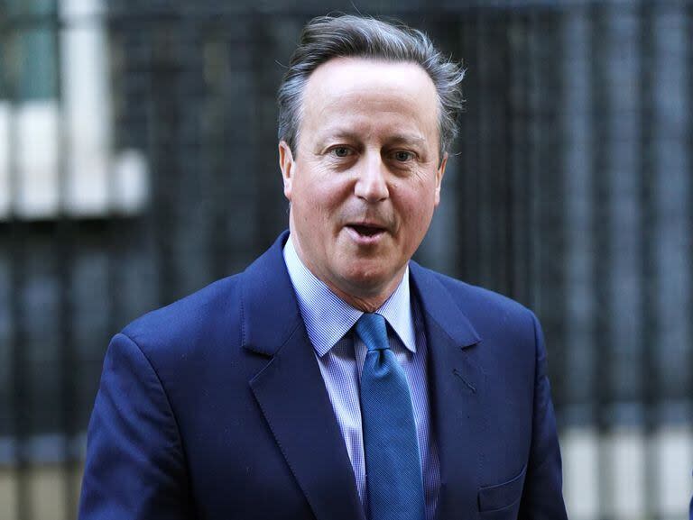 El ex primer ministro británico David Cameron abandona Downing Street después de ser nombrado ministro de Asuntos Exteriores.