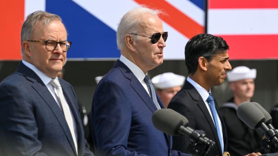 Anthony Albanese (L), Joe Biden y Rishi Sunak en San Diego, California