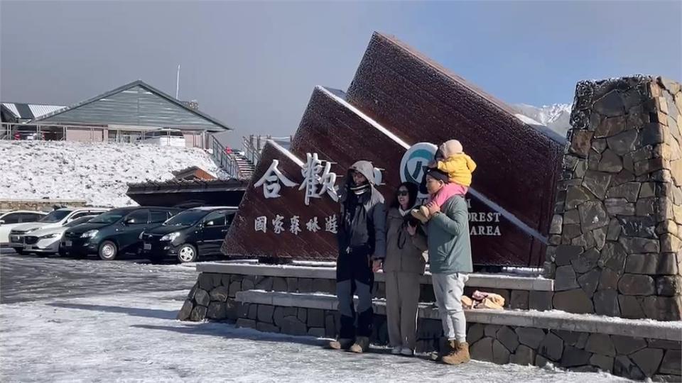 合歡山積雪未融！豔陽照白雪出大景　排隊上山車潮更多了