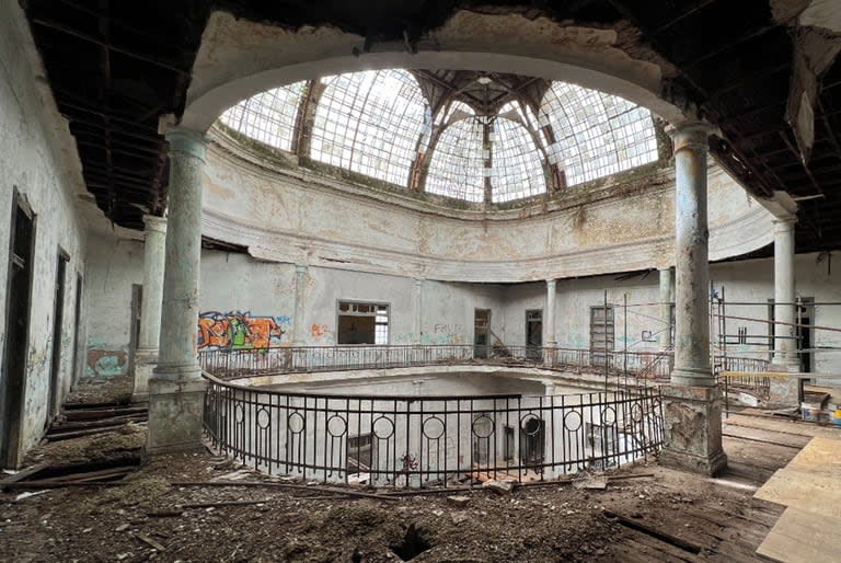 El interior del edificio histórico, vandalizado y con evidentes muestras de deterioro