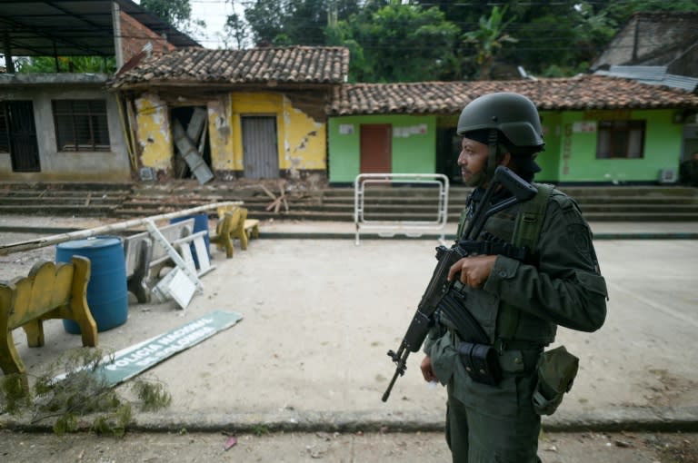 Un policía en Jamundí, un municipio blanco de los disidentes de la extinta guerrilla FARC en Colombia, el 22 de julio de 2024 (JOAQUIN SARMIENTO)