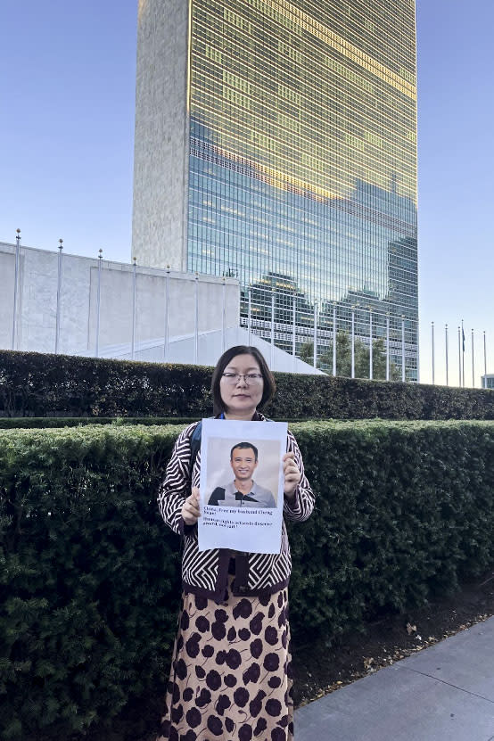 2022年10月，施明磊在聯合國總部門前，舉起程淵的照片，為他發聲。
