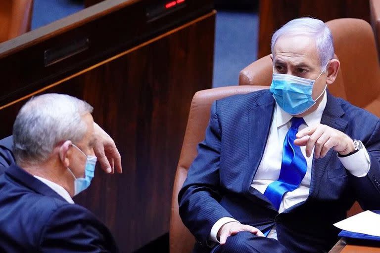 Benny Gantz y Benjamin Netanyahu, ayer, en un receso del Parlamento