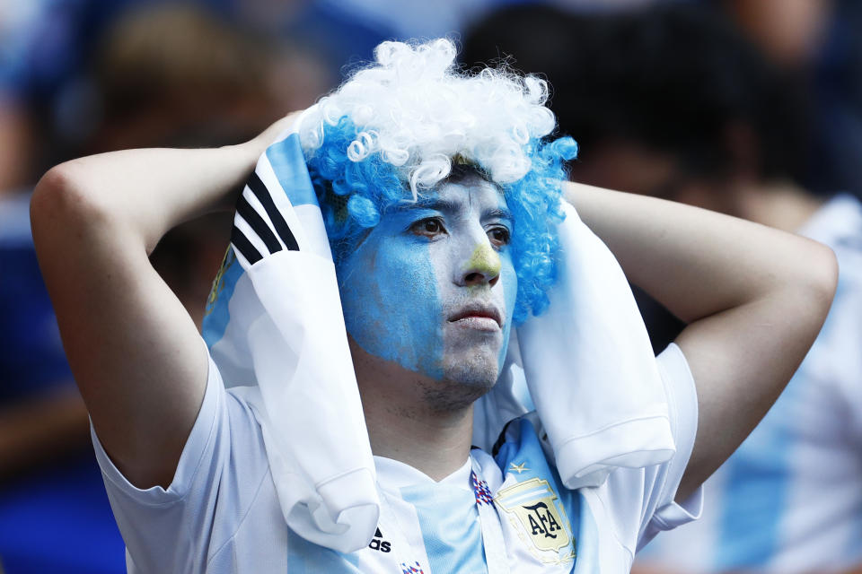 Un aficionado argentino no puede creer la eliminación de la Albiceleste. Foto: Getty Images.