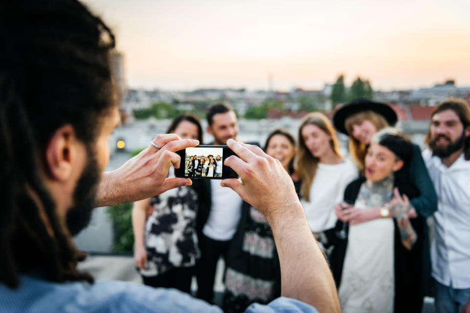 El almacenamiento de las fotografías que hacemos con el móvil se ha convertido en un problema para algunos usuarios. Foto: Getty Images. 