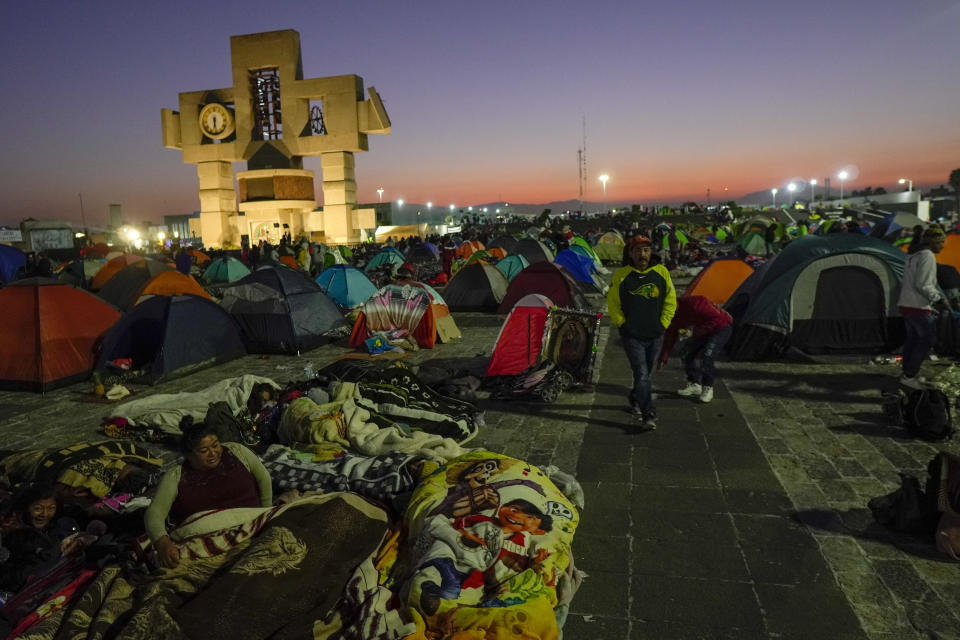 Los peregrinos acampan afuera de la Basílica de Guadalupe en la Ciudad de México, el lunes 12 de diciembre de 2022 temprano. (AP Foto/Aurea Del Rosario)