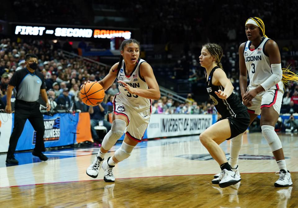 Connecticut guard Azzi Fudd (35) dribbles the ball against Central Florida during the first half of their game in 2022 at Harry A. Gampel Pavilion.