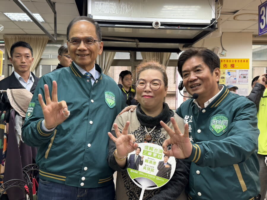 圖／立法院長游錫堃今（10）日陪同新北市第10選區的立委候選人吳琪銘，前往三峽區的民生市場掃街。（圖／立委吳琪銘服務處提供）