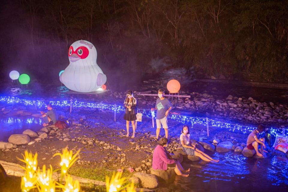 花蓮太平洋溫泉季登場，民眾在安通野溪溫泉光影展區泡腳、賞景。（花蓮縣政府提供）