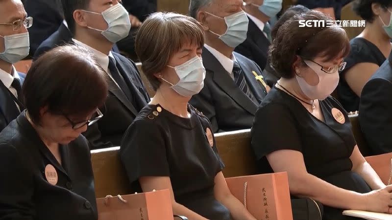 李安妮、李安娜在追思會現場哭腫了雙眼。