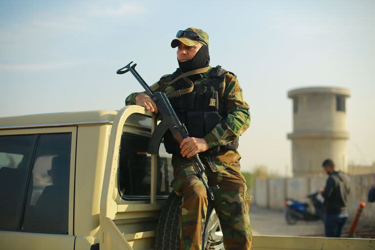Un miembro de las Fuerzas de Movilización Popular, un grupo proiraní, en Bagdad. (Ameer Al-Mohammedawi/dpa)