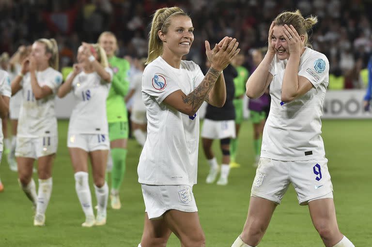 Leah Williamson (centro) y Ellen White festejan el triunfo de la selección inglesa durante la Eurocopa femenina