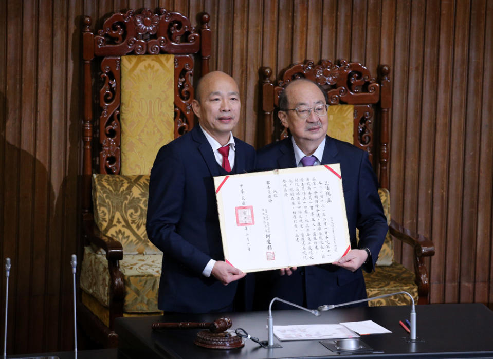 國民黨立委韓國瑜（左）經過兩輪投票後，當選立法院長，從主席、民進黨立委柯建銘（右）手中接過當選證書。（資料照）