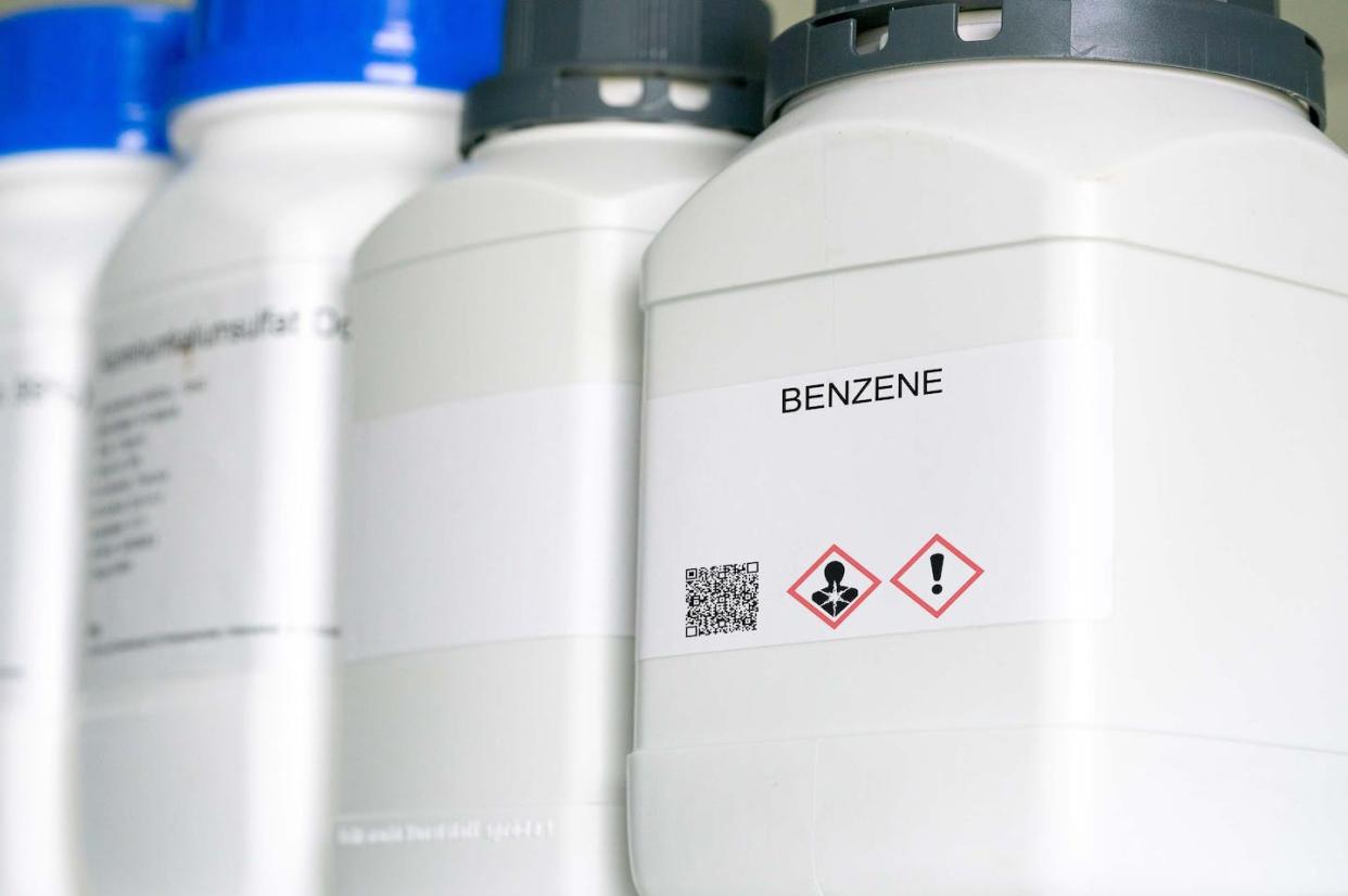 El benceno es un disolvente tóxico y cancerígeno. <a href="https://www.shutterstock.com/es/image-photo/benzene-hazardous-chemical-laboratory-packaging-2163744841" rel="nofollow noopener" target="_blank" data-ylk="slk:Luchschen / Shutterstock;elm:context_link;itc:0;sec:content-canvas" class="link ">Luchschen / Shutterstock</a>