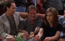 <p>Billy Crystal Et Robin Williams font une apparition dans la saison 3 et jouent 2 clients du Central Perk.</p>...