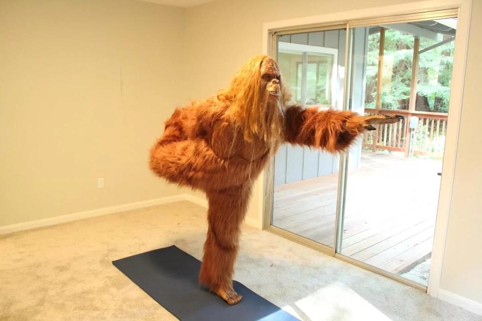 Tiene tiempo igualmente para practicar yoga en otra de las estancias de la vivienda. (Foto: <a href="http://www.zillow.com/homedetails/5649-Hillside-Dr-Felton-CA-95018/16150422_zpid/?" rel="nofollow noopener" target="_blank" data-ylk="slk:Zillow;elm:context_link;itc:0;sec:content-canvas" class="link ">Zillow</a>).