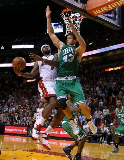 El astro LeBron James, #6 de los Miami Heat, se apresta a encestar frente al aro marcado por Kris Humphries, #43 de los Boston Celtics, en duelo de la NBA en el estadio AmericanAirlines Arena, el 21 de enero de 2014, en Miami, Florida. (GETTY IMAGES NORTH AMERICA/AFP | Mike Ehrmann)