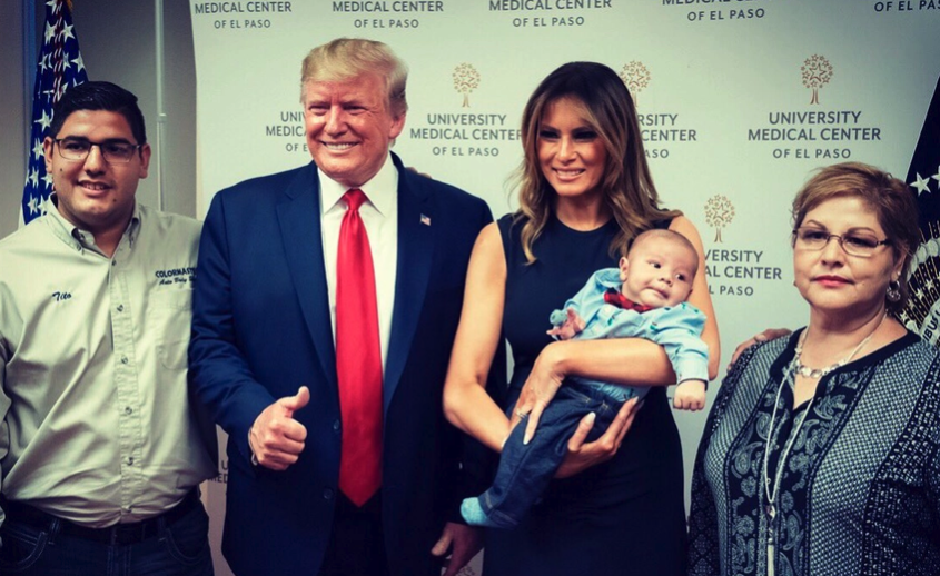 Dieses Bild der Trumps mit Waisenkind und Daumen-Hoch-Zeichen wird im Netz scharf verurteilt. (Bild: Twitter/Melania Trump)