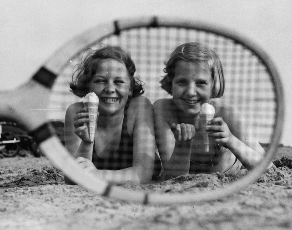 <p>Getting sand in your ice cream is The Worst, but these girls look like they couldn't care less. So, you know, do you.</p>