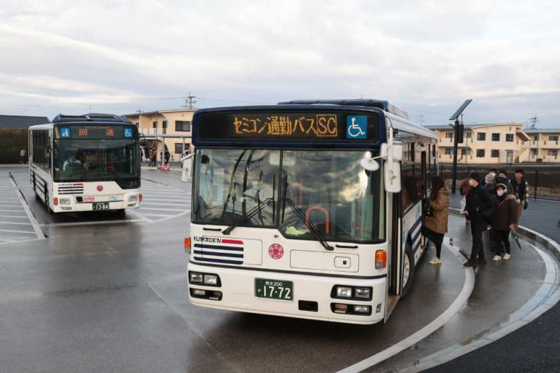 台積電有在附近的車站安排前往熊本廠的通勤接駁車。（圖／達志／美聯社）