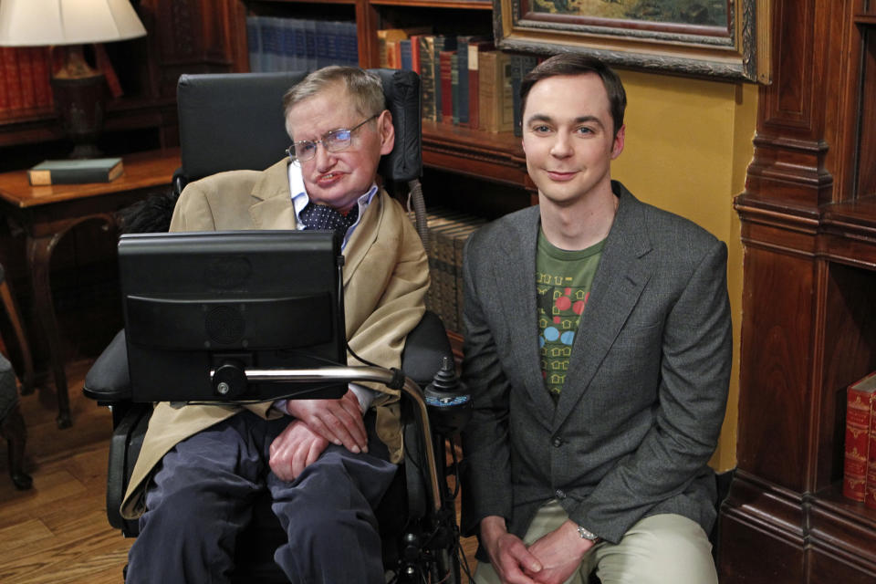 Stephen Hawking y el actor Jim Parsons, protagonista de la comedia televisiva The Big Bag Theory.