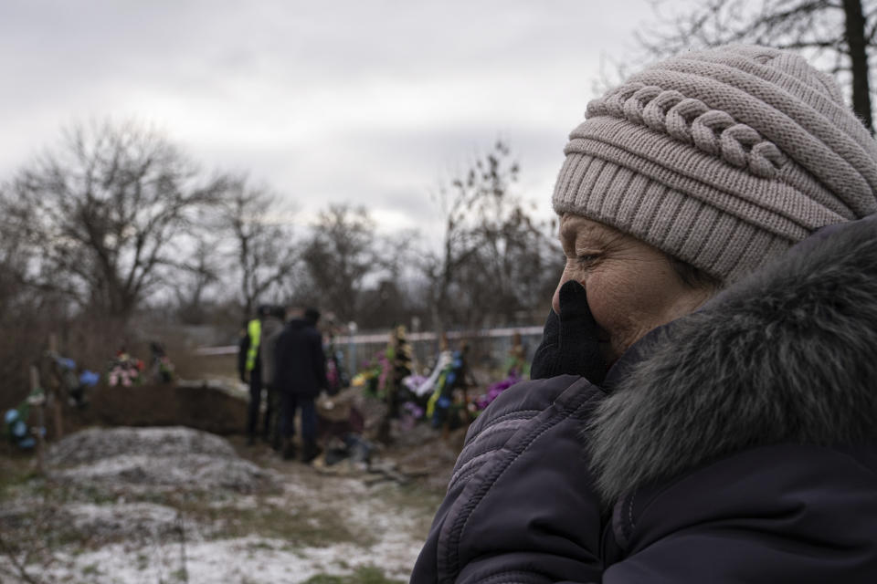ARCHIVO - Tamila Pyhyda llora durante la exhumación de su marido, Serhii Pyhyda, asesinado por fuerzas rusas, en la localidad recién liberada de Vysokopillya, Ucrania, el lunes 5 de diciembre de 2022. Los ocupantes rusos dejaron toda clase de trampas cuando huyeron de la ciudad sureña de Jersón, que aún no ha vuelto a la normalidad. (AP Foto/Evgeniy Maloletka, Archivo)