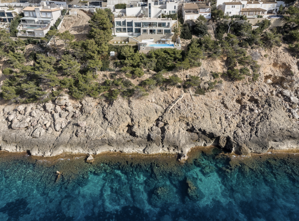 Esta espectacular casa mallorquina de diseño moderno y tintes minimalistas tiene una ubicación privilegiada en un acantilado a los pies del Mediterráneo. Foto: cortesía de Engel & Voelkers Mallorca.