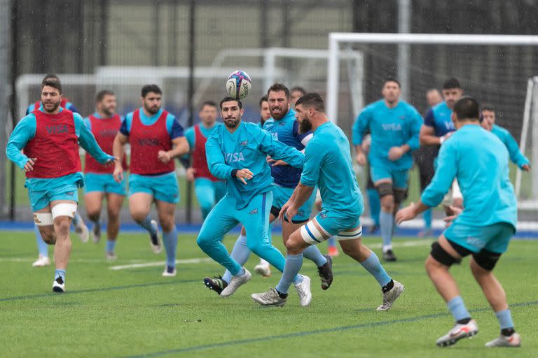 De izquierda a derecha: Isa, Tetaz Chaparro, De la Fuente (pelota), Bello, Kremer y Matera; frente a Escocia, los Pumas intentarán recuperar la energía.