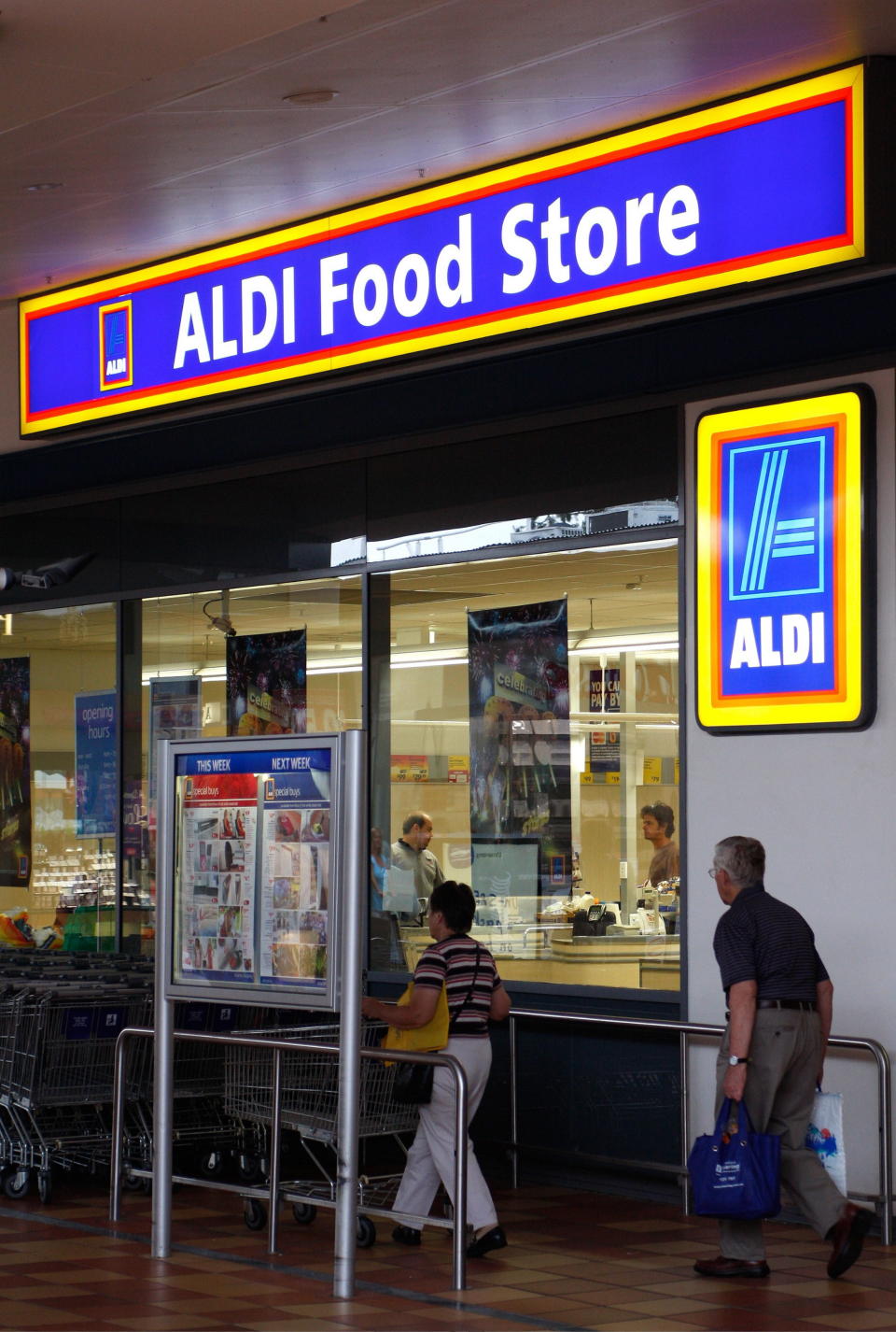 The entrance to an Aldi store.