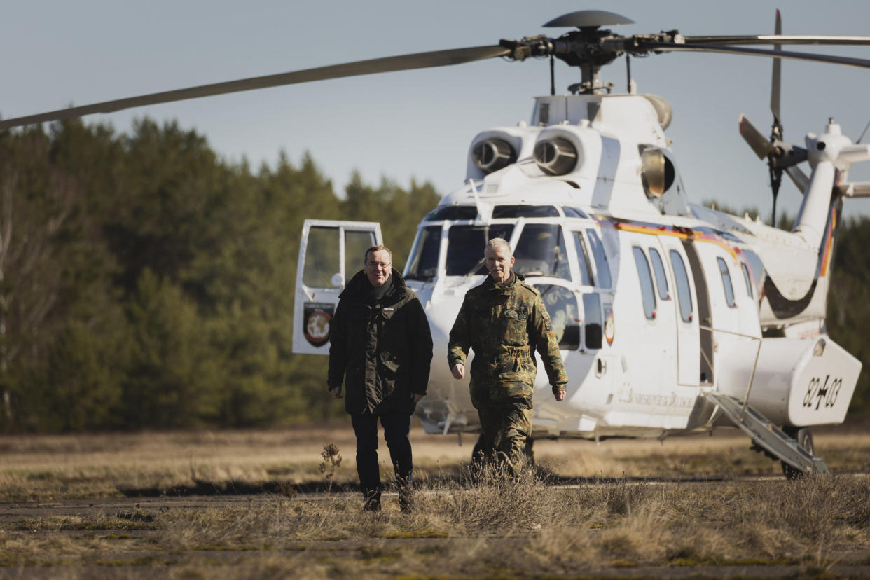 Boris Pistorius (SPD), Bundesminister der Verteidigung, und Generalleutnant Martin Schelleis, aufgenommen im Rahmen einer Faehigkeitsschau des Streitkraefteamtes beim Besuch der Streitkraeftebasis der Bundeswehr in Mahlwinkel im März 2023. - Copyright: picture alliance/photothek/Florian Gaertner