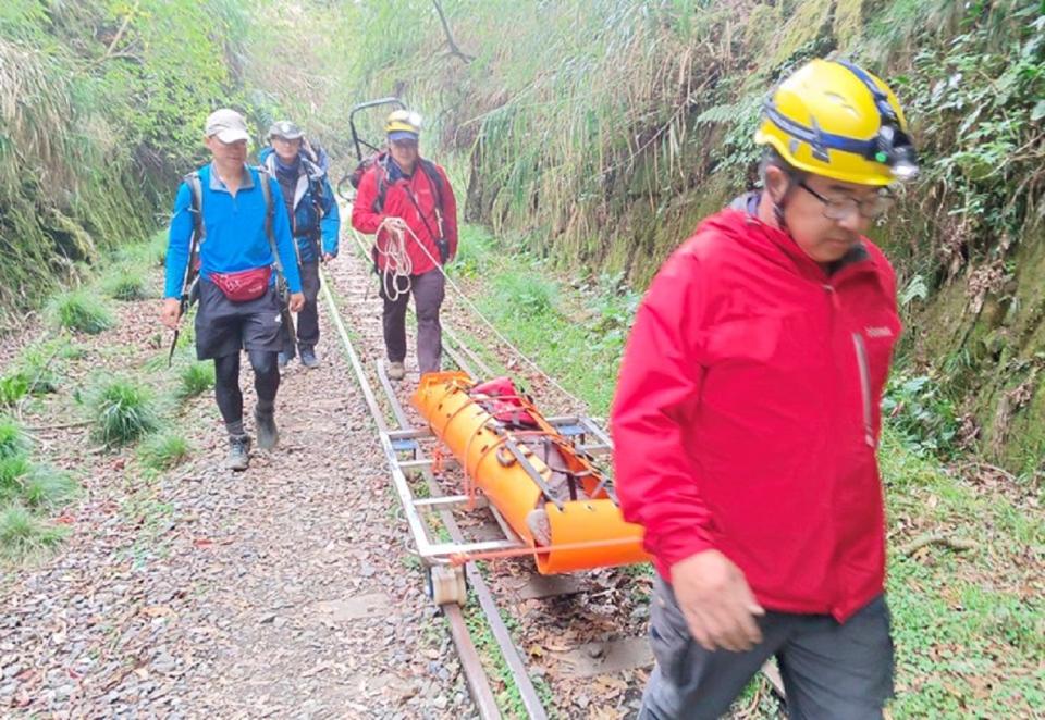 阿里山救援台車能方便置放擔架，並由消防救難人員輕易拉動行走。（圖：嘉義縣消防局提供）